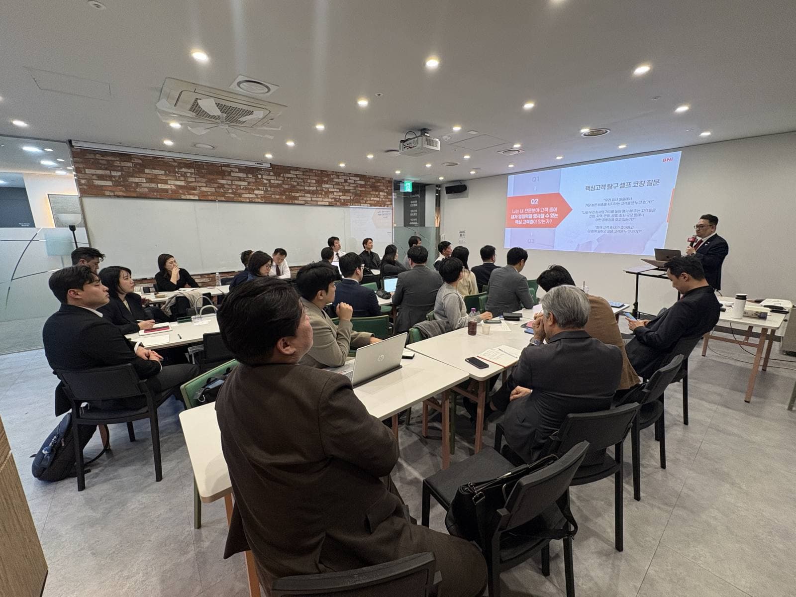 BNI 정기 모임에서 멤버들이 회의를 진행하는 모습
