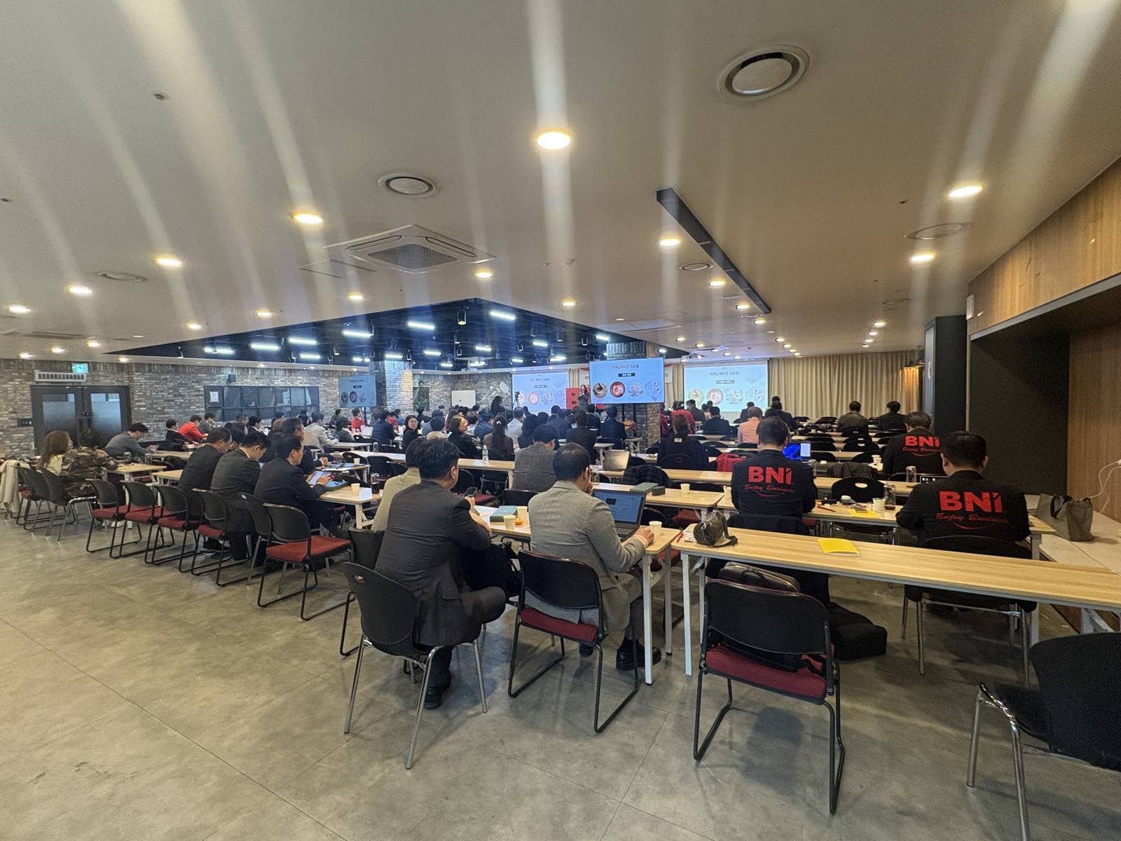 많은 멤버들이 참석한 BNI 정기 모임 전경