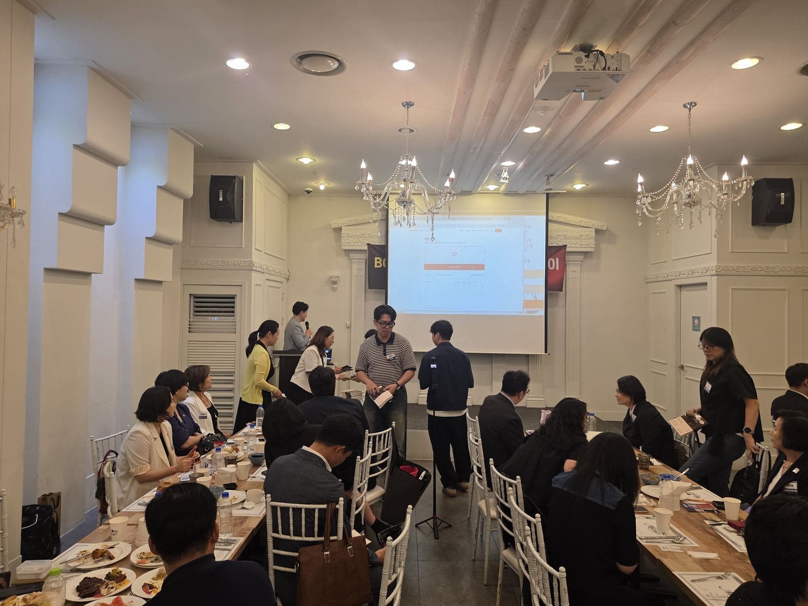 행사장에서 참석자들이 이야기를 나누는 모습