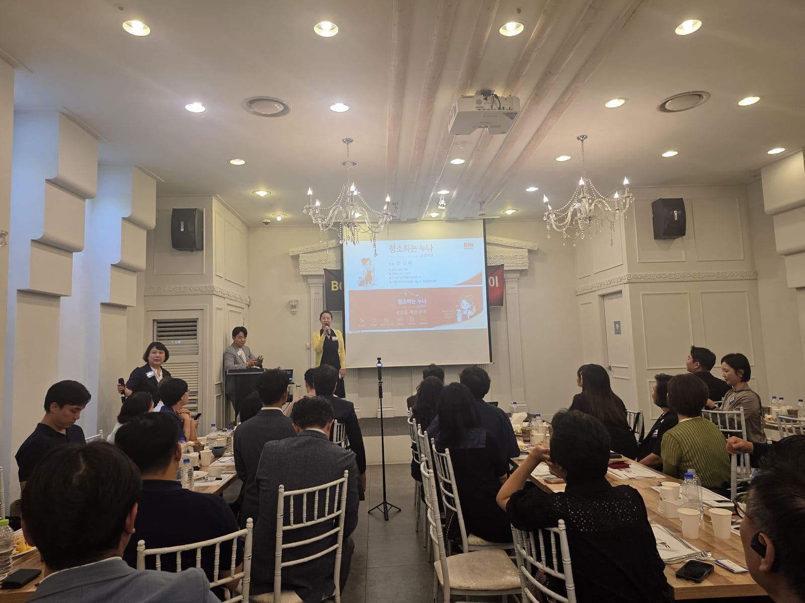 행사장에서 참석자들이 모여 있는 모습
